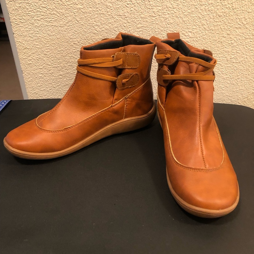 💜💜SALE 3/$15💜💜Women’s Booties in Rustic Brown Pleather. NWOT